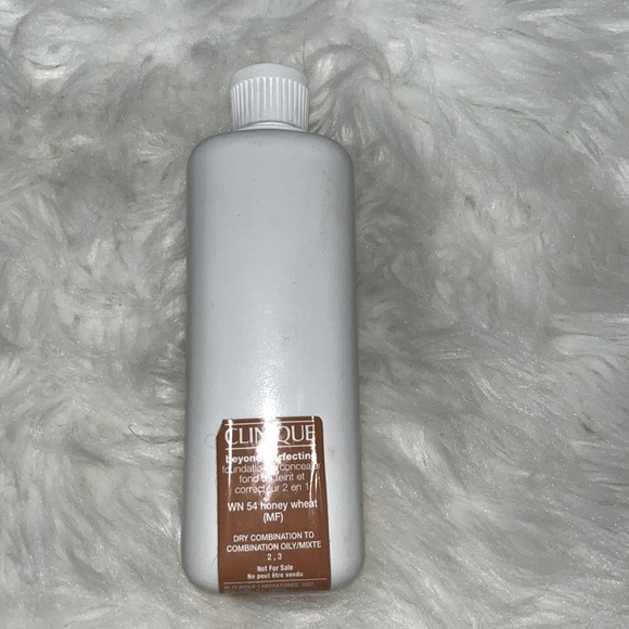 • Clinique Beyond Perfecting Foundation + Concealer WN 54 Honey Wheat - Picture 1 of 5
